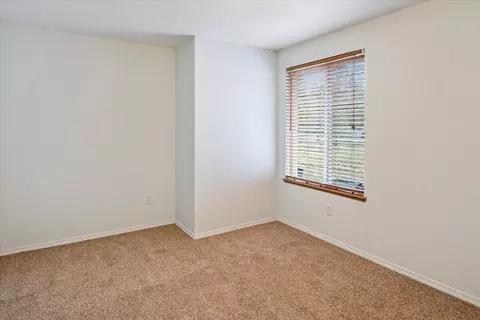Bedroom - 53001 Loop Dr, La Pine, OR 97739 photo 9 of 10