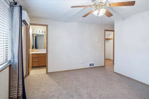 Bedroom - 53001 Loop Dr, La Pine, OR 97739 photo 3 of 10