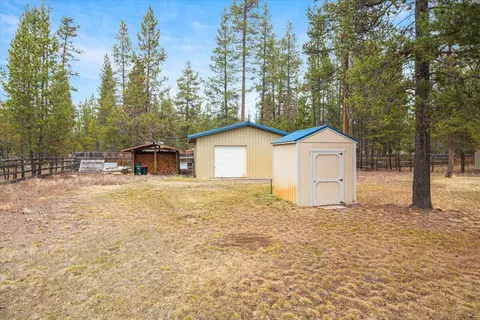 Exterior - 53001 Loop Dr, La Pine, OR 97739 photo 8 of 17