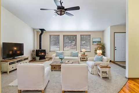 Living - 53001 Loop Dr, La Pine, OR 97739 photo 4 of 7