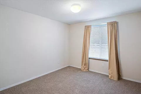Bedroom - 53001 Loop Dr, La Pine, OR 97739 photo 7 of 10