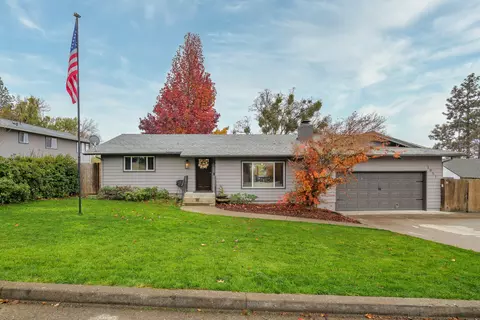 1051 NE Pepperwood Dr, Grants Pass, OR 97526