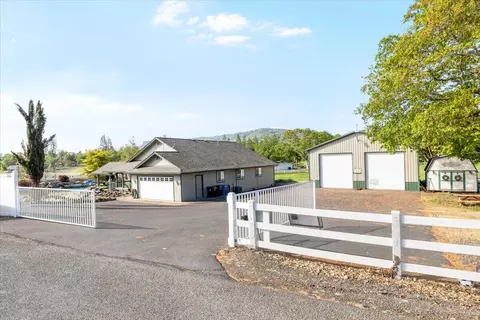 11693 Michael Rd, Central Point, OR 97502