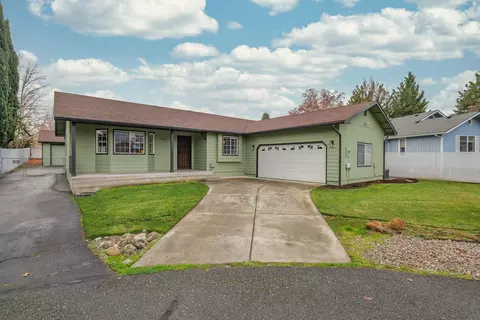 1517 Molly Ln, Grants Pass, OR 97527