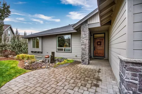 10064 Juniper Glen Cir, Redmond, OR 97756