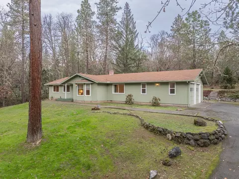 751 Azalea Dr, Grants Pass, OR 97526