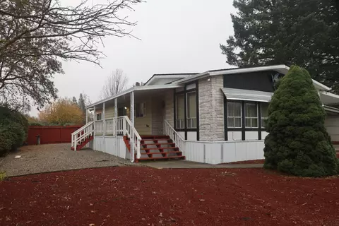 1125 SE Lee Roze Ln, Grants Pass, OR 97527