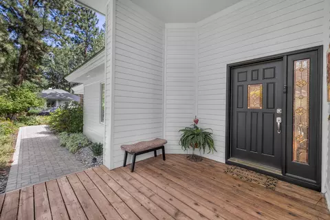 Exterior - 60733 Willow Creek Loop, Bend, OR 97702 photo 4 of 10