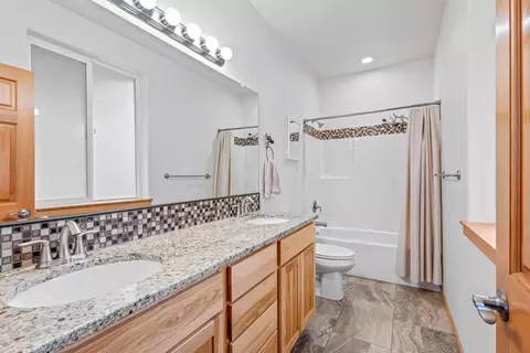 Bath - 15924 Jackpine Rd, La Pine, OR 97739 photo 1 of 3