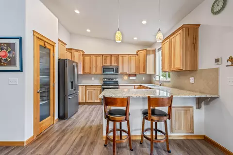 Kitchen - 15924 Jackpine Rd, La Pine, OR 97739 photo 2 of 3