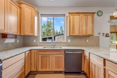 Kitchen - 15924 Jackpine Rd, La Pine, OR 97739 photo 3 of 3