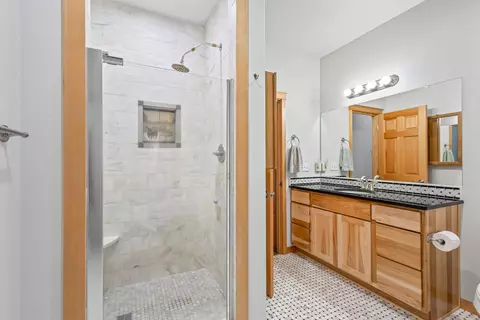 Bath - 15924 Jackpine Rd, La Pine, OR 97739 photo 3 of 3