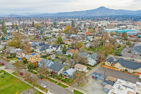 16 Quince St, Medford, OR 97501