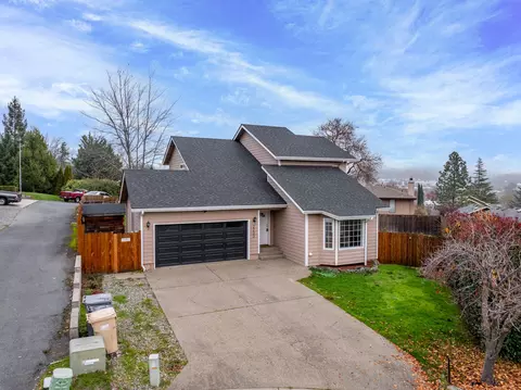 2203 NW Oxford Cir, Grants Pass, OR 97526