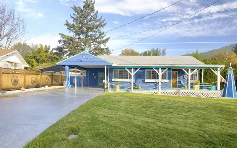 1067 SE Ashley Pl, Grants Pass, OR 97526