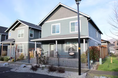 237 Willow Way, Talent, OR 97540