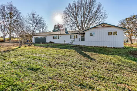 885 Mountain View Dr, Eagle Point, OR 97524