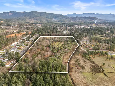 580 W River St, Cave Junction, OR 97523