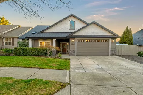 3864 Crystal Springs Dr, Medford, OR 97504