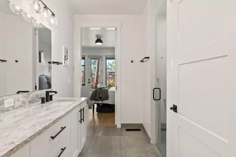 Bath - 1185 NW Singleton Pl, Bend, OR 97703 photo 4 of 7