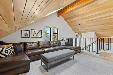 1185 NW Singleton Pl, Bend, OR 97703