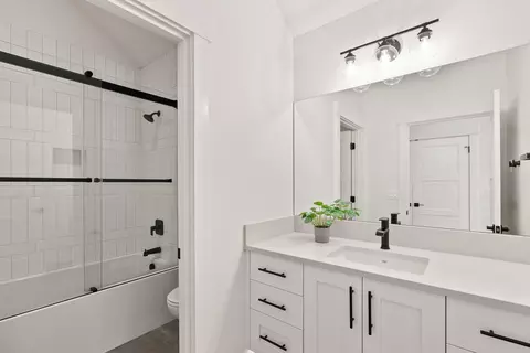 Bath - 1185 NW Singleton Pl, Bend, OR 97703 photo 6 of 7