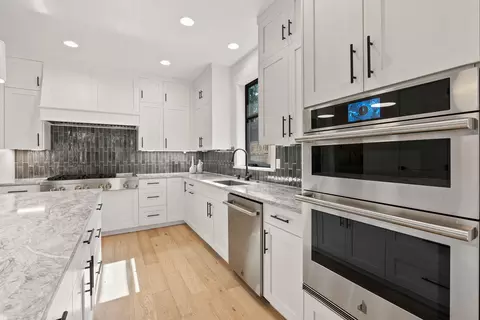 Kitchen - 1185 NW Singleton Pl, Bend, OR 97703 photo 6 of 7