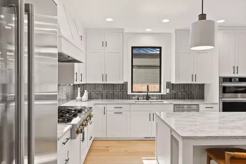 Kitchen - 1185 NW Singleton Pl, Bend, OR 97703 photo 3 of 7
