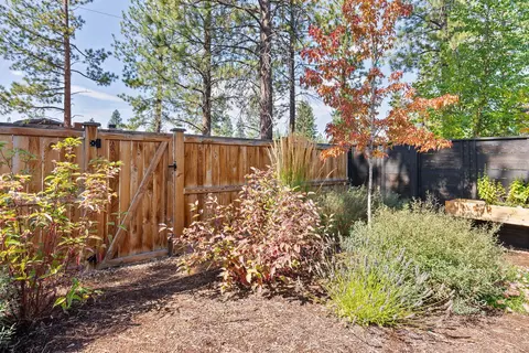 Exterior - 1185 NW Singleton Pl, Bend, OR 97703 photo 14 of 17