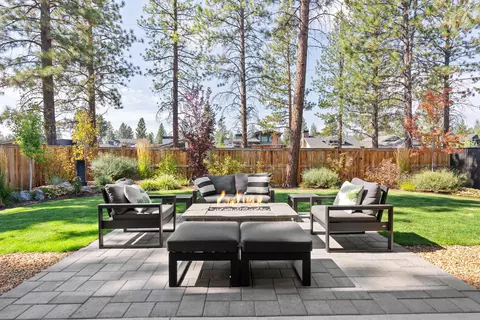 Exterior - 1185 NW Singleton Pl, Bend, OR 97703 photo 7 of 17