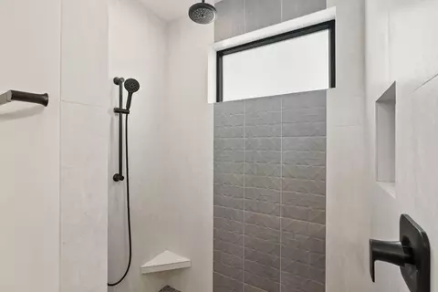 Bath - 1185 NW Singleton Pl, Bend, OR 97703 photo 5 of 7