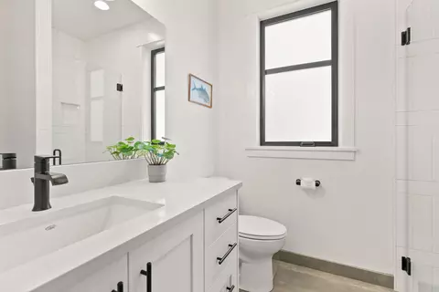 Bath - 1185 NW Singleton Pl, Bend, OR 97703 photo 1 of 7