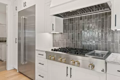 Kitchen - 1185 NW Singleton Pl, Bend, OR 97703 photo 5 of 7