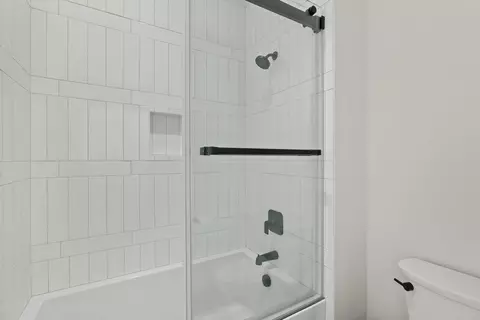 Bath - 1185 NW Singleton Pl, Bend, OR 97703 photo 7 of 7