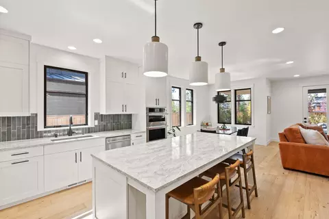 Kitchen - 1185 NW Singleton Pl, Bend, OR 97703 photo 4 of 7