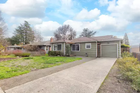 325 NE B St, Grants Pass, OR 97526