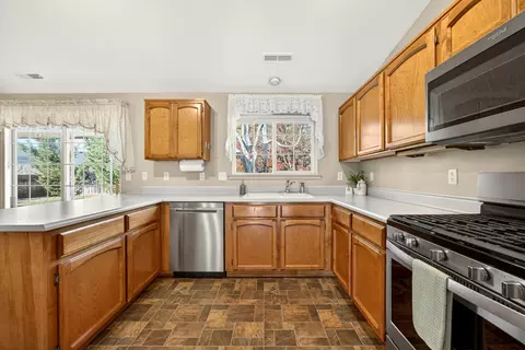 Kitchen - 577 C St, Phoenix, OR 97535 photo 3 of 3