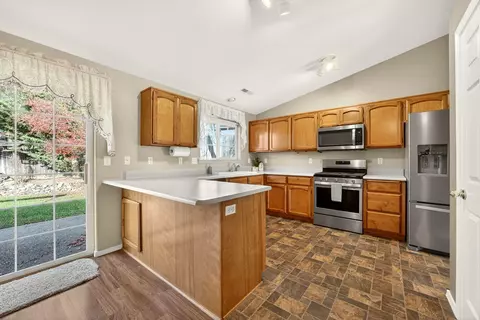 Kitchen - 577 C St, Phoenix, OR 97535 photo 1 of 3