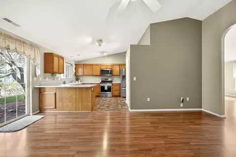 Living - 577 C St, Phoenix, OR 97535 photo 6 of 8