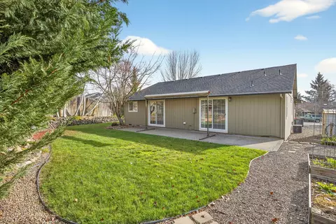 Exterior - 577 C St, Phoenix, OR 97535 photo 11 of 14