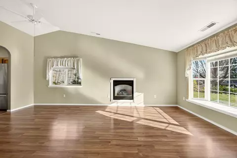 Living - 577 C St, Phoenix, OR 97535 photo 3 of 8