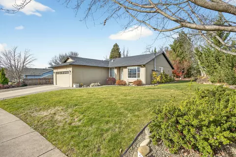 Exterior - 577 C St, Phoenix, OR 97535 photo 2 of 14