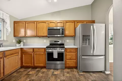 Kitchen - 577 C St, Phoenix, OR 97535 photo 2 of 3