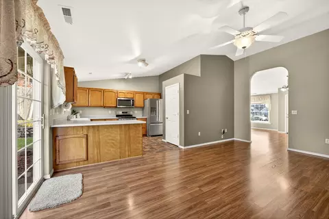 Living - 577 C St, Phoenix, OR 97535 photo 7 of 8