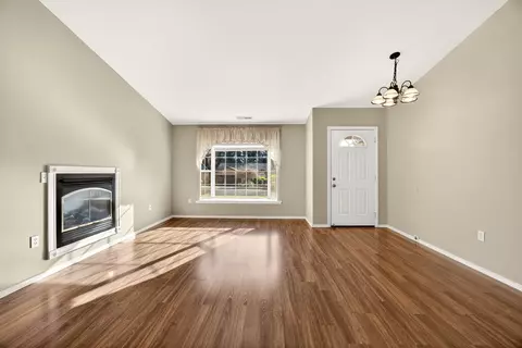 Living - 577 C St, Phoenix, OR 97535 photo 1 of 8