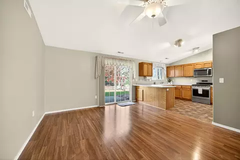 Living - 577 C St, Phoenix, OR 97535 photo 5 of 8