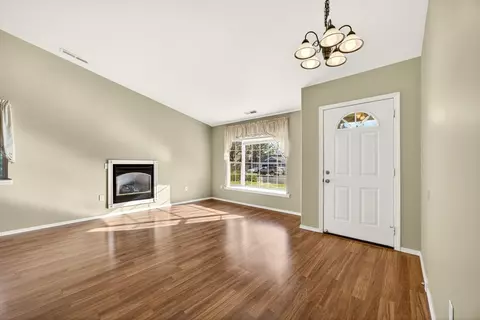 Living - 577 C St, Phoenix, OR 97535 photo 2 of 8