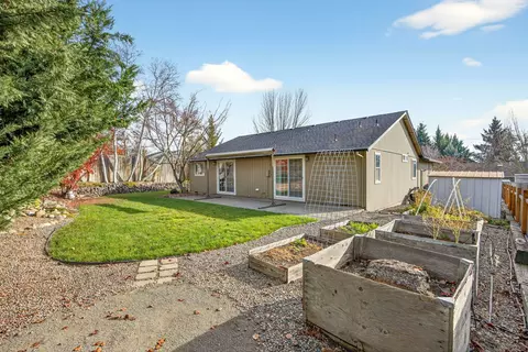 Exterior - 577 C St, Phoenix, OR 97535 photo 12 of 14