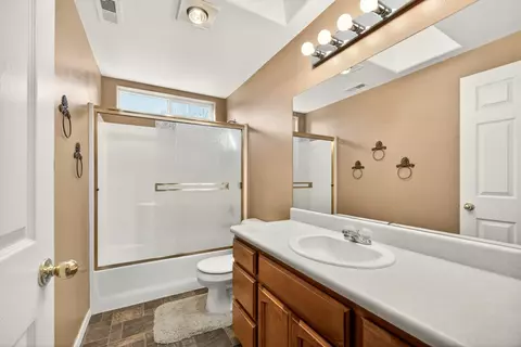 Bath - 577 C St, Phoenix, OR 97535 photo 1 of 3