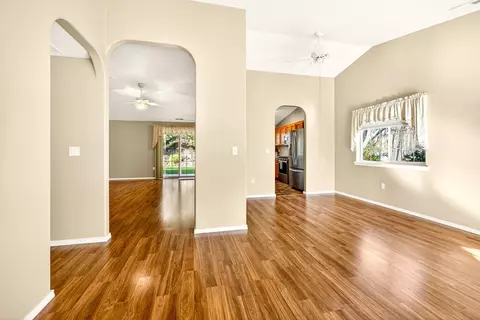 Living - 577 C St, Phoenix, OR 97535 photo 8 of 8